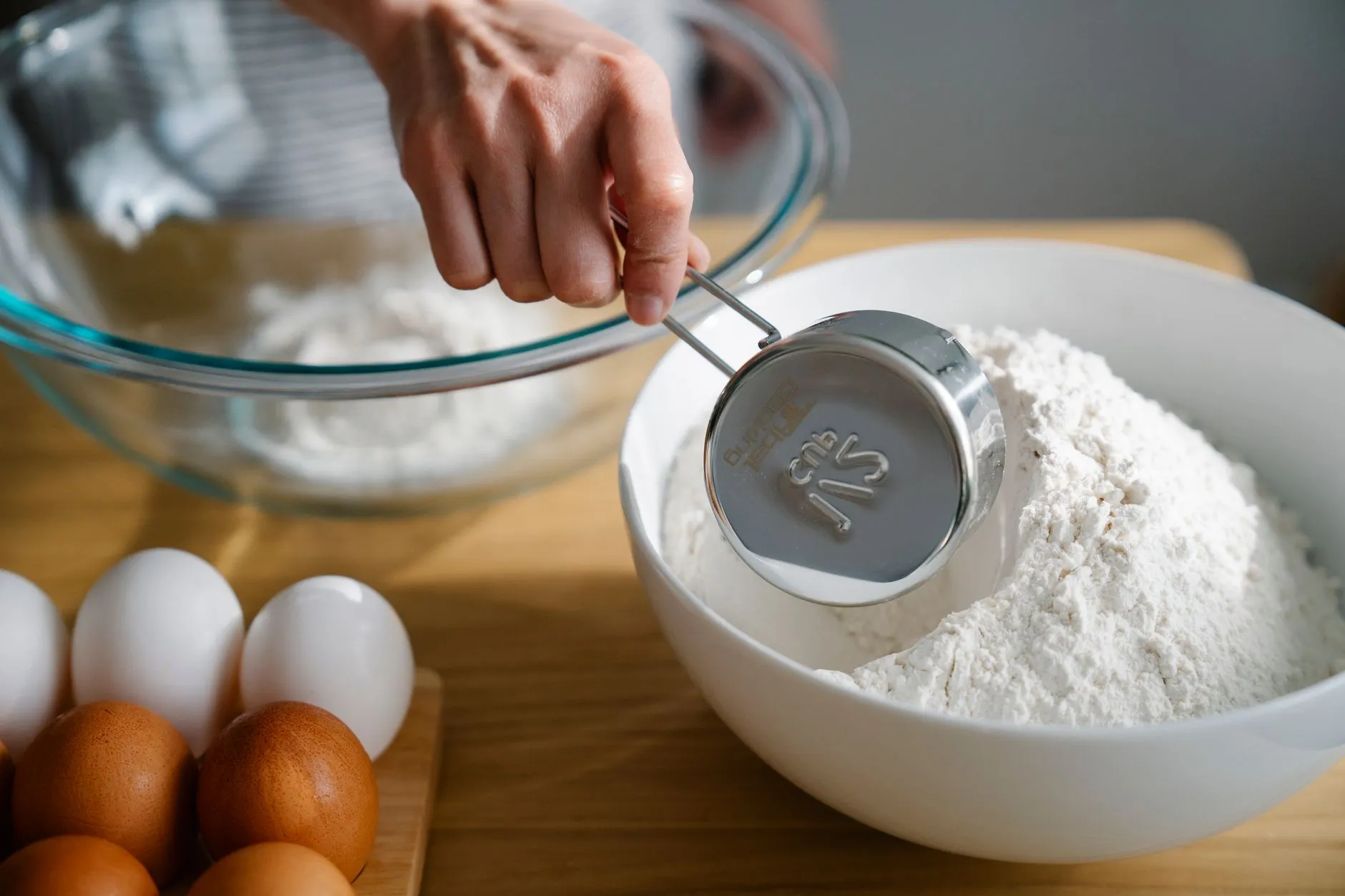 安全手套材质对比：丁腈橡胶与乳胶在工业场景中的性能差异