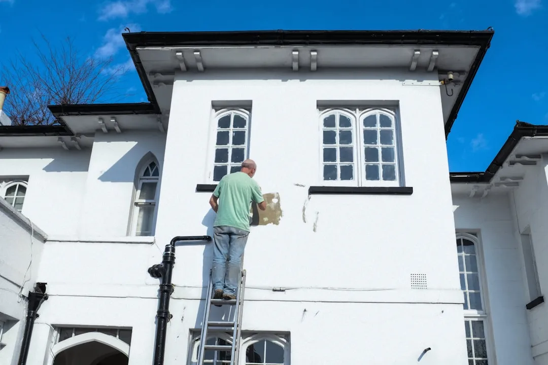 反光衣与安全帽在建筑工地中的协同应用及选型要点