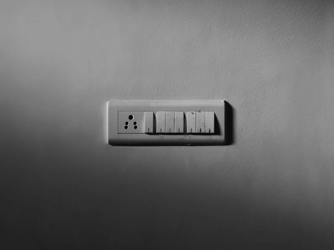 安全手套与反光衣在建筑工地的综合应用方案