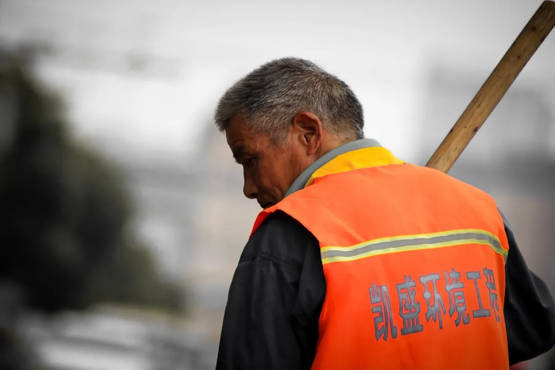 反光衣与安全帽的防护标准解析：建筑工地如何合规配备劳保用品正文配图 2
