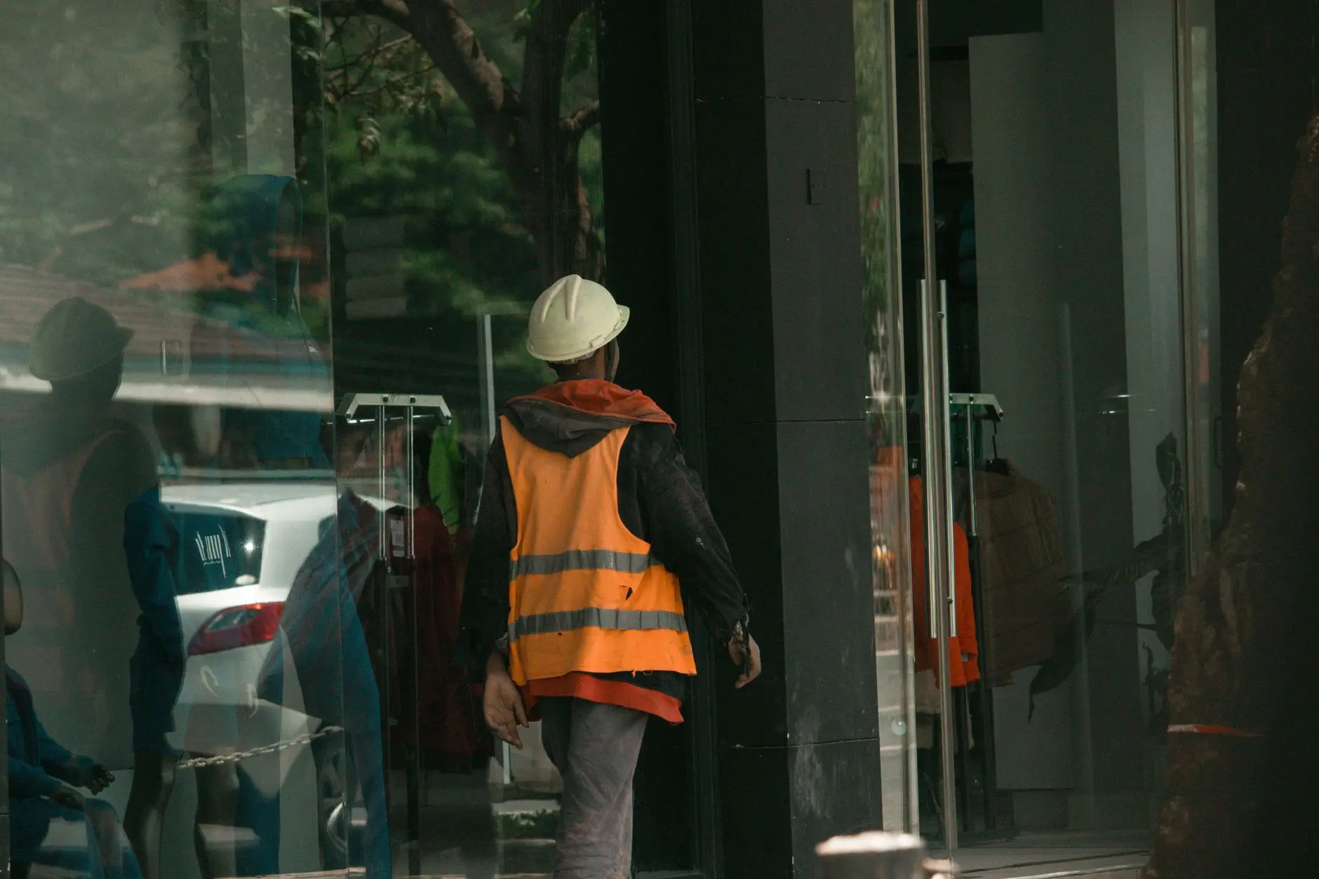 反光衣与安全帽采购要点：建筑工地与矿山作业的防护装备配置对比