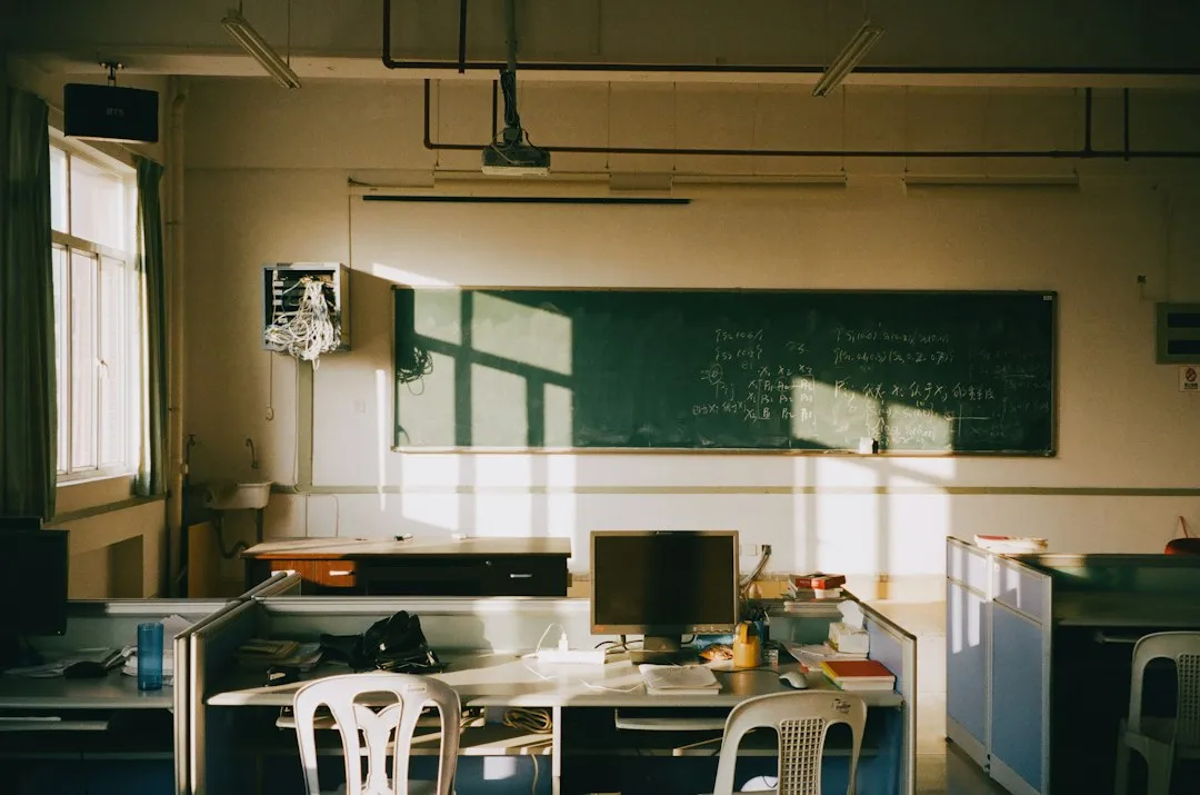 建筑工程反光衣与安全帽的防护标准及合规要求